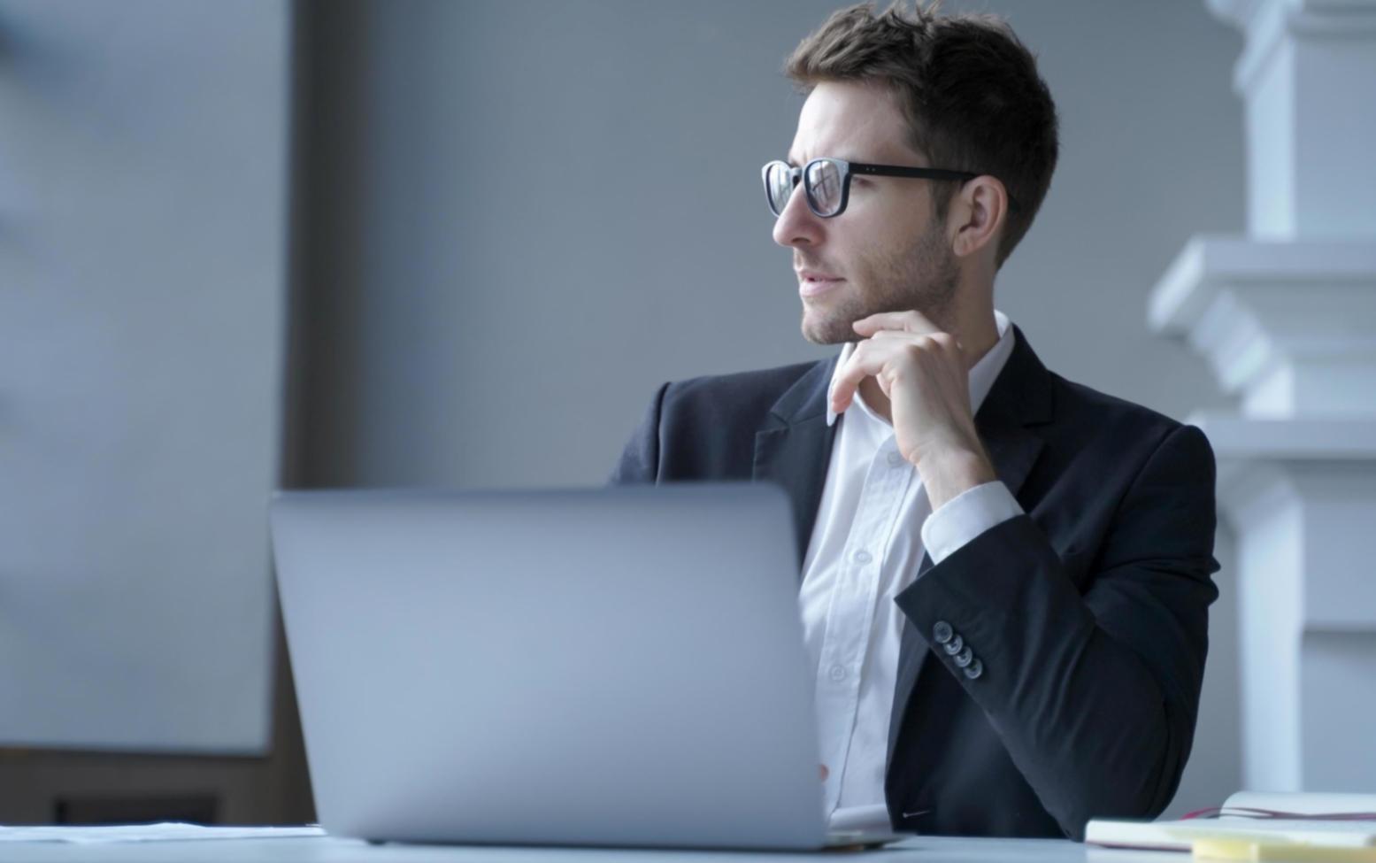 Detailierte Finanzmodelle und Bewertungstabellen auf Bildschirmen