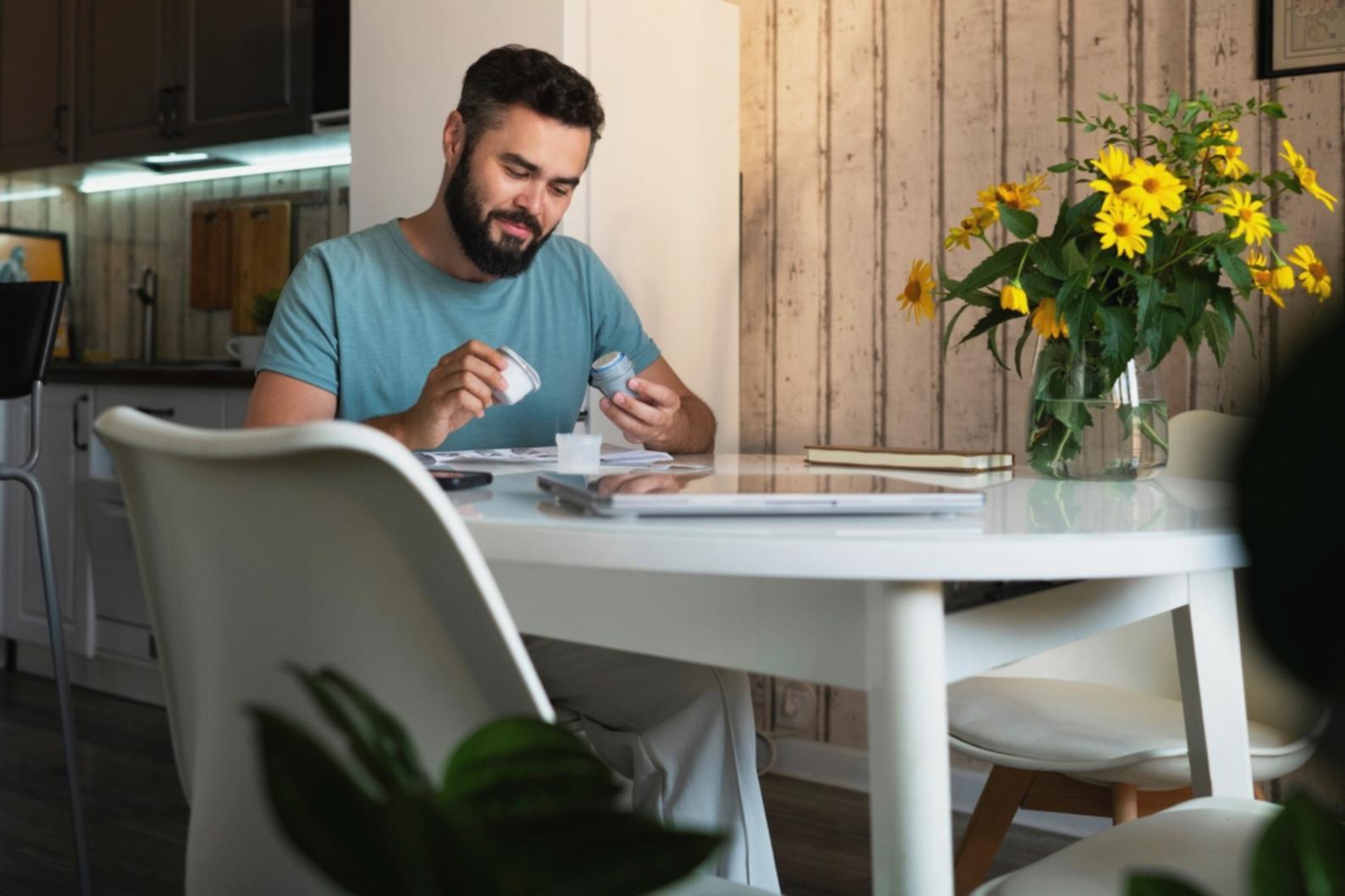 Teammitglieder bei der Analyse von Finanzberichten und Marktdaten