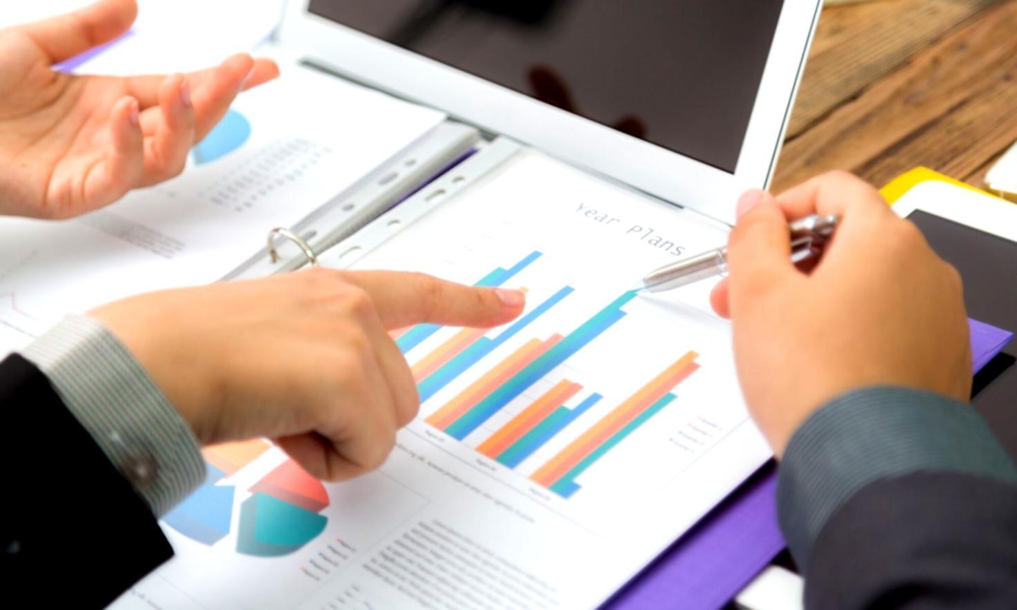 Finanzanalyst bei der Arbeit mit komplexen Datenmodellen