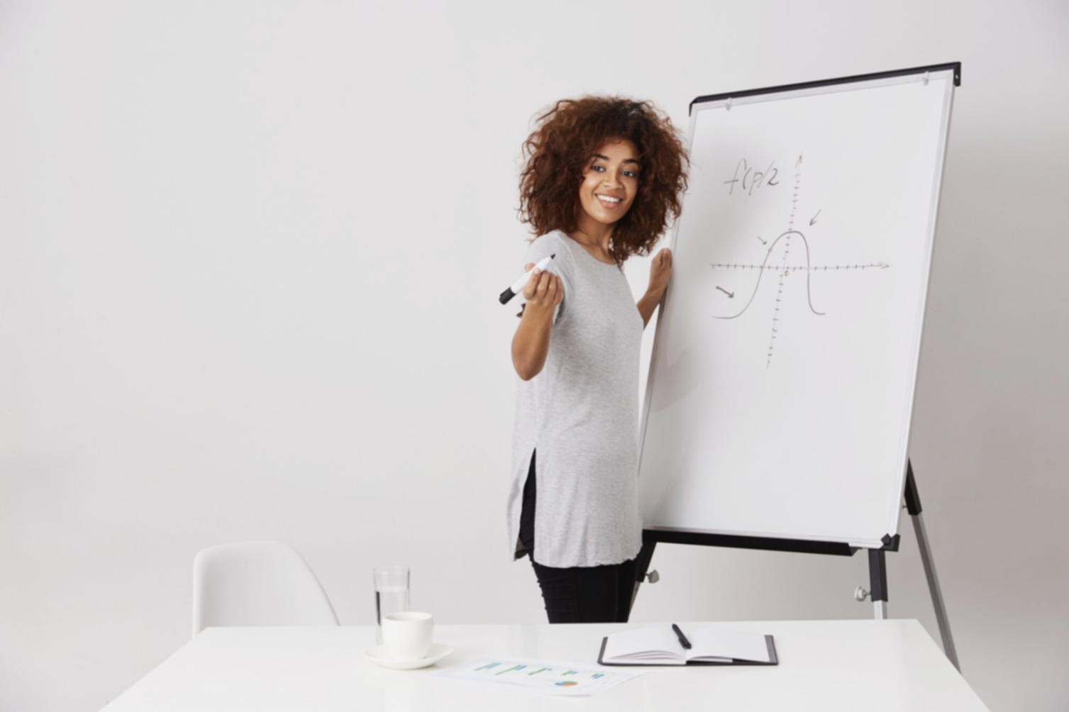 Finanzanalyst arbeitet mit komplexen Datenmodellen und Charts